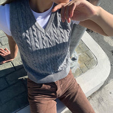 Load image into Gallery viewer, Muyogrt V Neck Vintage Argyle Sweater Vest Women Black Sleeveless Plaid Knitted Crop Sweaters Casual Autumn Preppy Style